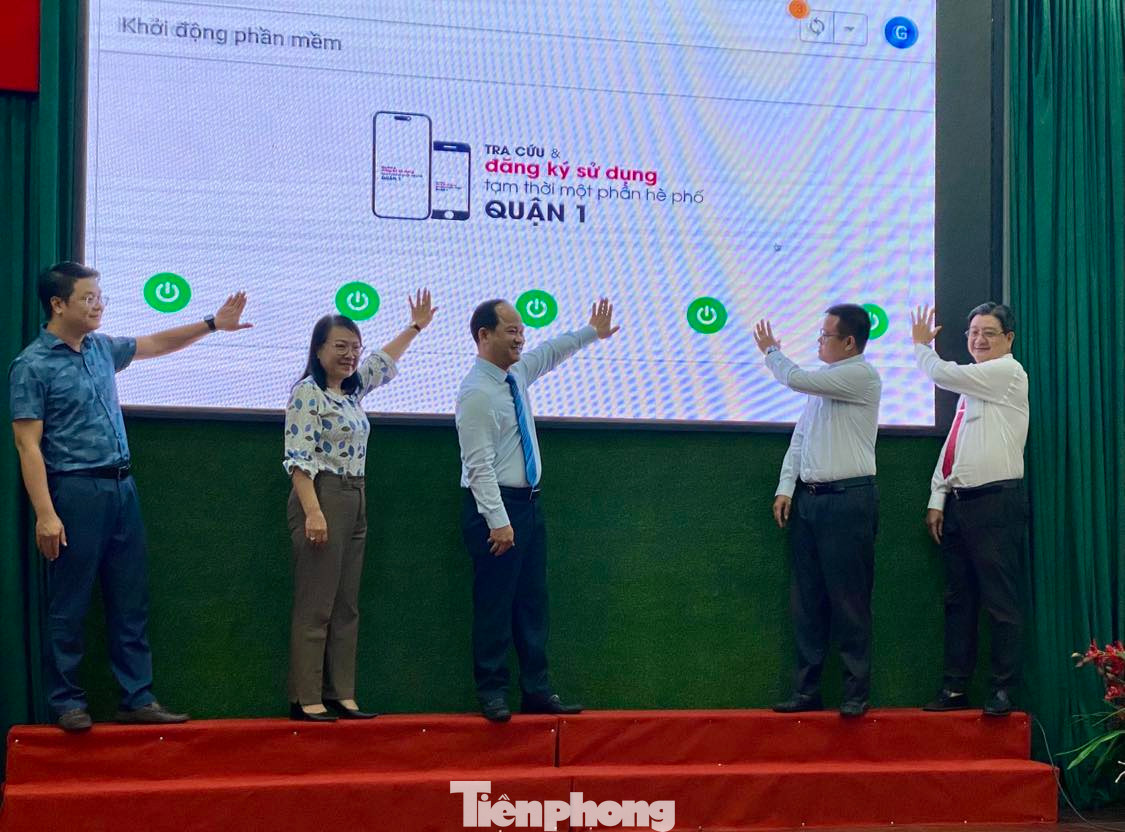 Lãnh đạo UBND quận 1 khởi động phần mềm “Tra cứu và đăng ký sử dụng tạm thời một phần hè phố quận 1”. Ảnh: H.H