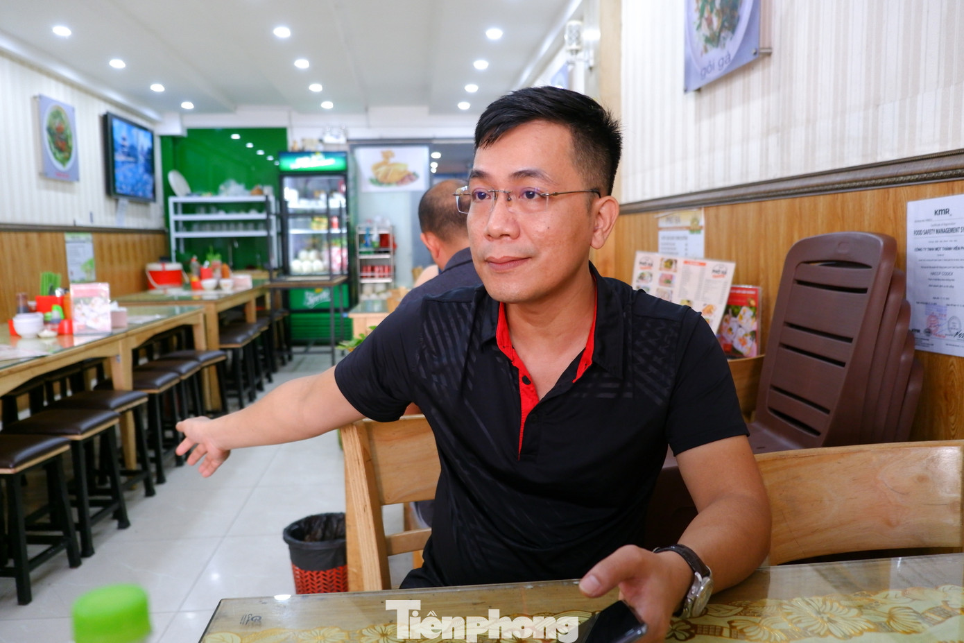 Anh Trần Huy Hoàng (hộ kinh doanh tại số 19 đường Hải Triều, phường Bến Nghé, quận 1) cho biết: “Cơ bản thì quán đã có không gian bên trong, nhưng xu hướng cũng có nhiều khách thích ngồi bên ngoài. Trước kia, nếu mà không được đăng ký sử dụng phần diện tích bên ngoài, không ít thì nhiều mình cũng phải đưa bàn ghế ra ngoài khi khách đông hoặc giờ cao điểm. Nhưng mình làm vậy thì thật sự mình đã sai quy định. Bây giờ, khi được đăng ký sử dụng một phần vỉa hè thì mình cảm thấy yên tâm hơn nhiều”- anh Hoàng chia sẻ.