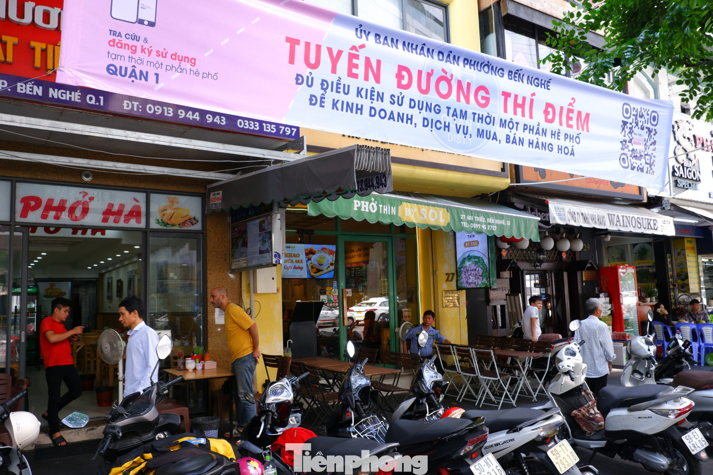Ông Nguyễn Thành Phát - Trưởng Phòng quản lý đô thị quận 1 cho biết, với 11 tuyến thí điểm thì người dân, hộ kinh doanh sẽ thực hiện việc đăng ký sử dụng thông qua phần mềm “Tra cứu và đăng ký sử dụng tạm thời hè phố quận 1”. Phần mềm sẽ giúp người dân có thể tra cứu nhanh chóng chức năng hè phố tại vị trí số nhà cụ thể trên địa bàn quận, thông qua bản đồ số hè phố bản đồ số hè phố sẽ được tích hợp tất cả các đối tượng hiện hữu trên hè phố như vật liệu hè phố, cây xanh và các công trình hạ tầng kỹ thuật.