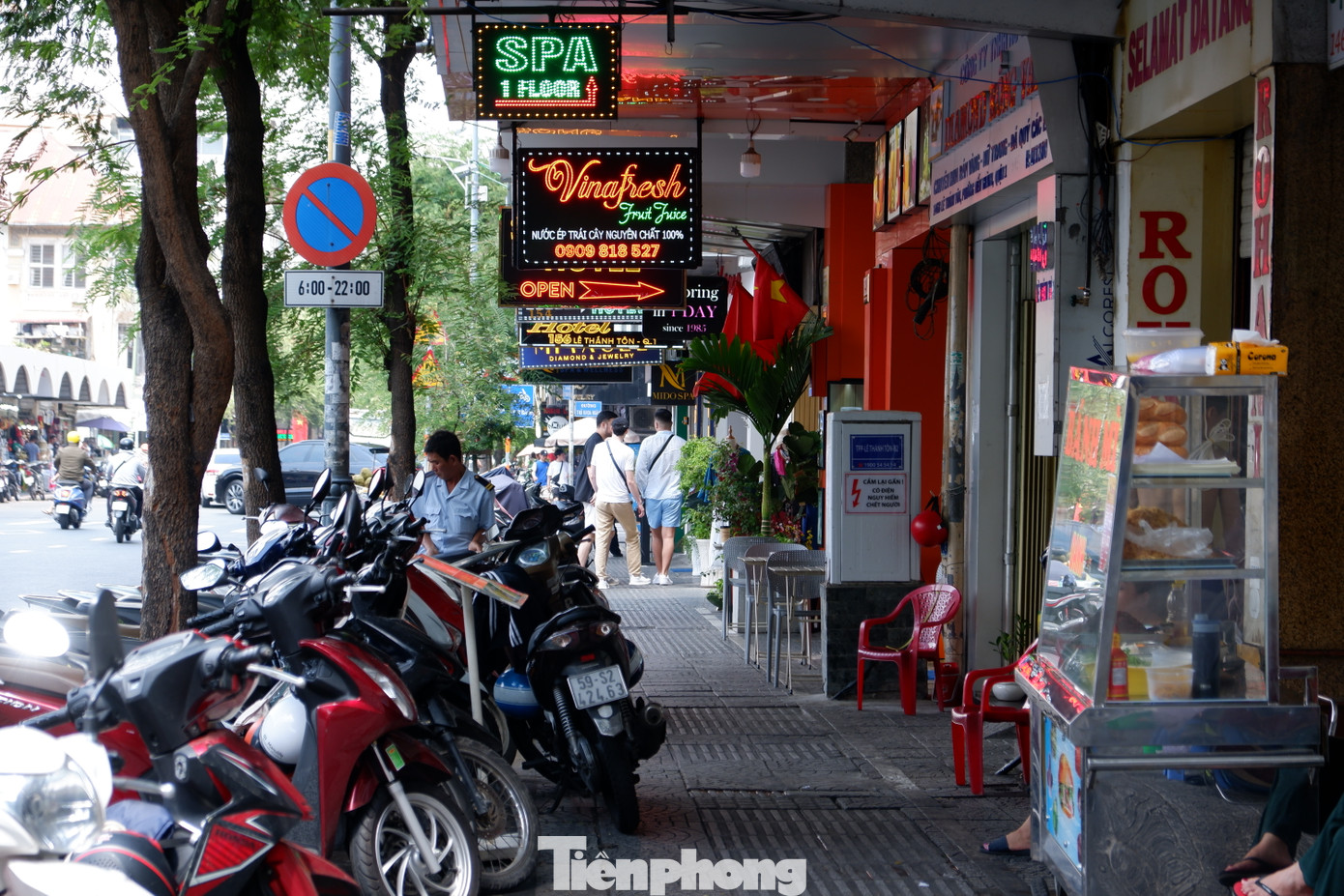 Phần vỉa hè đường Lê Thánh Tôn (đối diện chợ Bến Thành) khá ngăn nắp, trật tự sau khi được kẻ vạch thu phí.