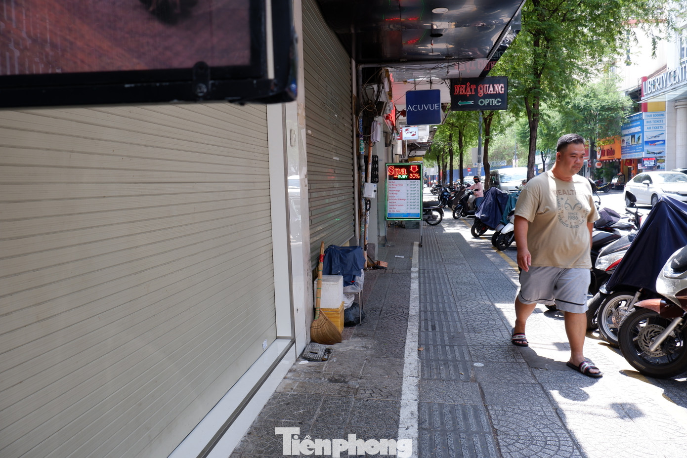 Một đoạn vỉa hè đường Lê Thánh Tôn (phường Bến Thành, quận 1) vào trưa 9/5.