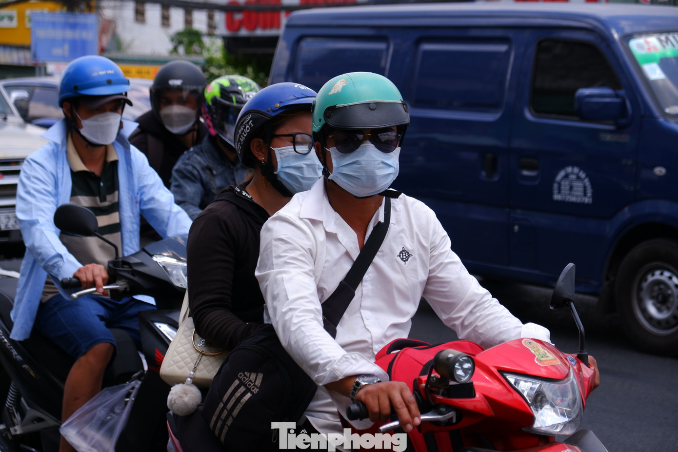 Trên quốc lộ 1 - cửa ngõ phía Tây thành phố, người dân lỉnh kỉnh đồ đạc quay trở lại TPHCM sau kỳ nghỉ.