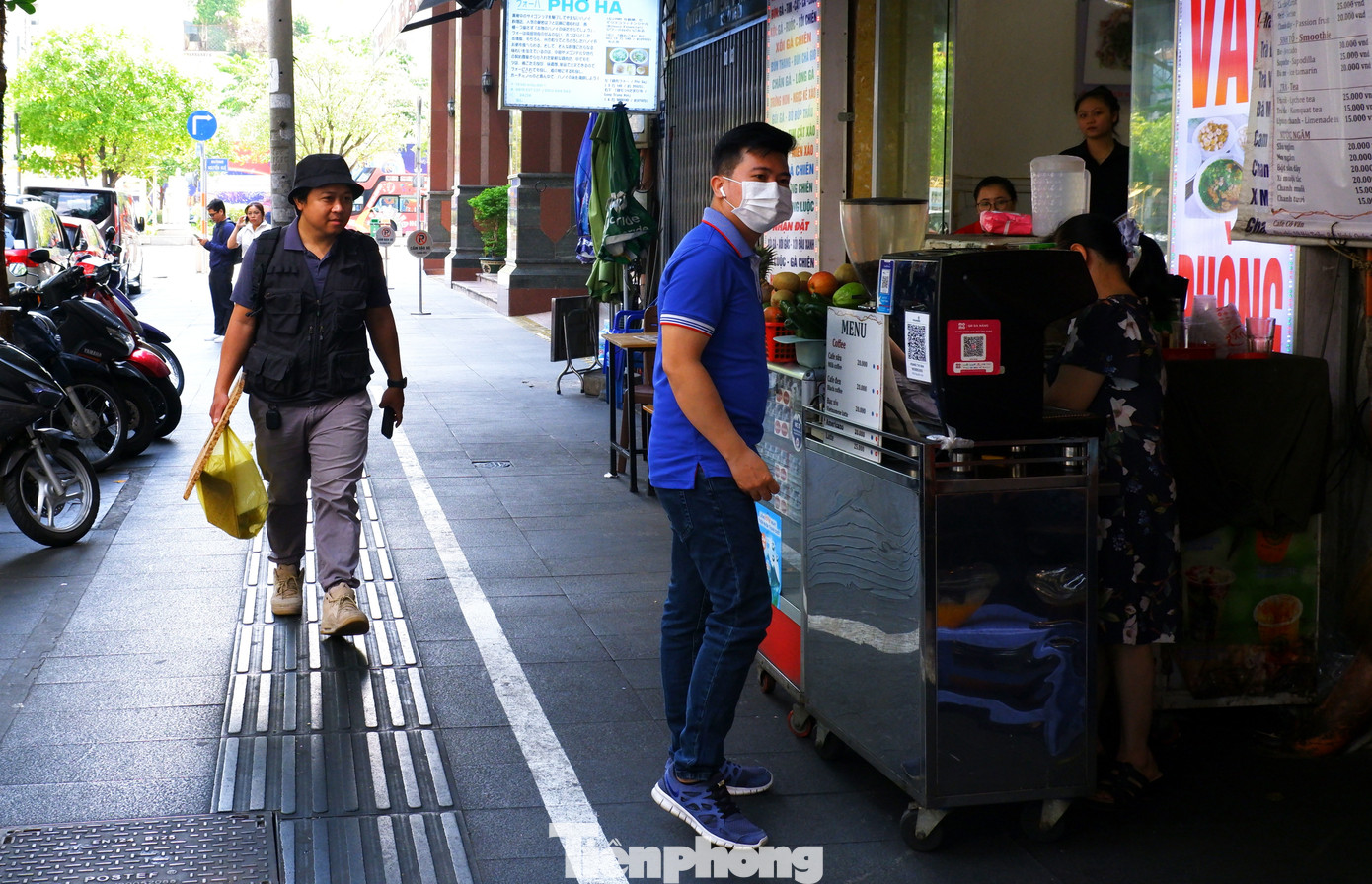 Vỉa hè đường Hải Triều (phường Bến Nghé, quận 1) được kẻ vạch để thí điểm thu phí sử dụng tạm thời một phần vỉa hè làm điểm kinh doanh, buôn bán hàng hóa. Ảnh: H.H Vỉa hè đường Hải Triều (phường Bến Nghé, quận 1) được kẻ vạch để thí điểm thu phí sử dụng tạm thời một phần vỉa hè làm điểm kinh doanh, buôn bán hàng hóa. Ảnh: H.H