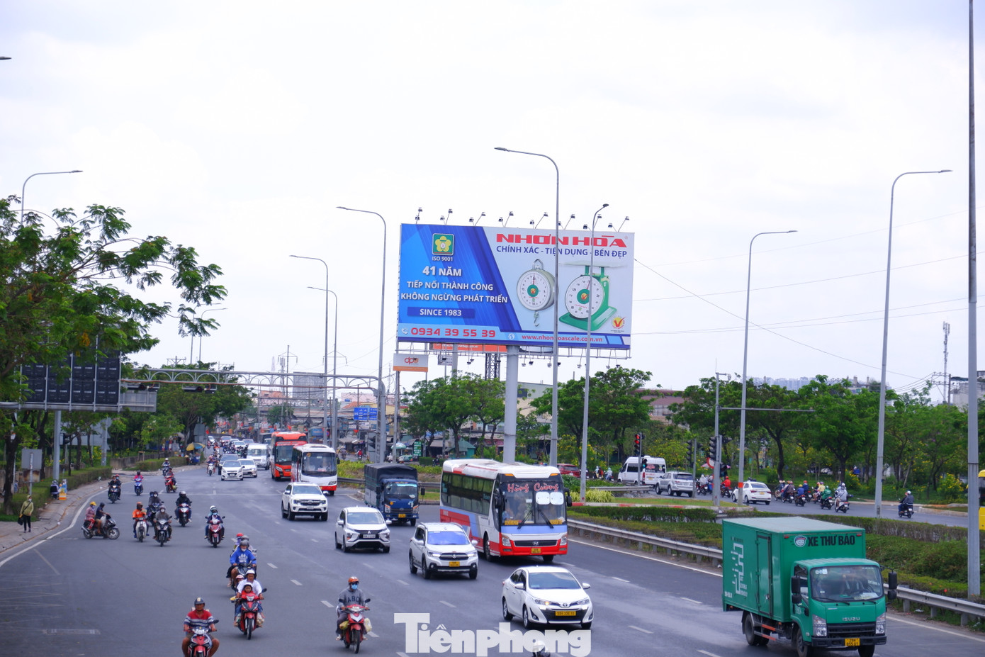 Theo ghi nhận của PV, từ đầu giờ chiều 1/5, lượng phương tiện trên quốc lộ 1 (từ các tỉnh thành miền Tây về TPHCM) tiếp tục gia tăng.