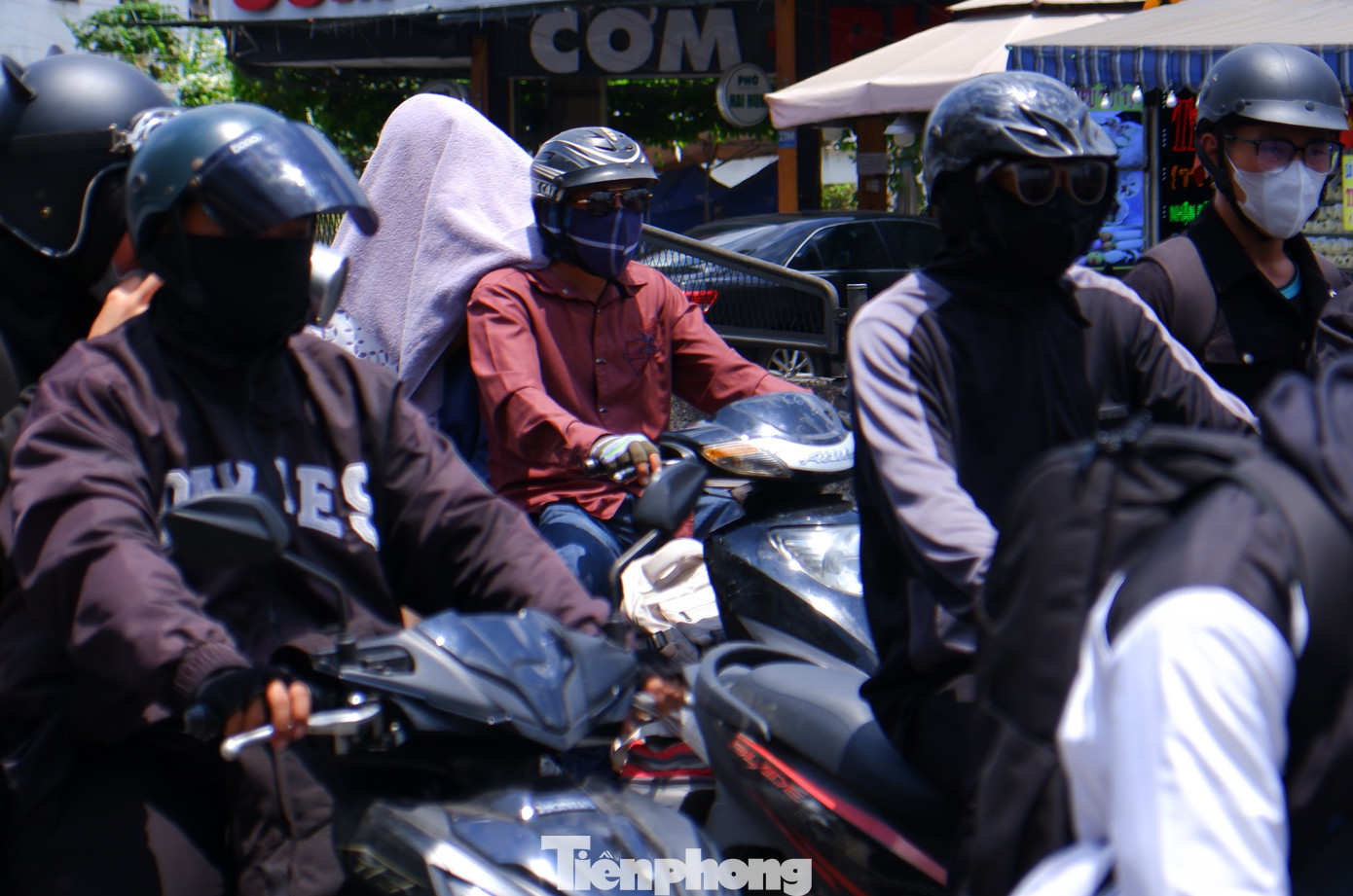 Người dân phải mặc áo chống nắng, mang bao tay, đeo kính râm,... để chống chọi với nắng nóng.