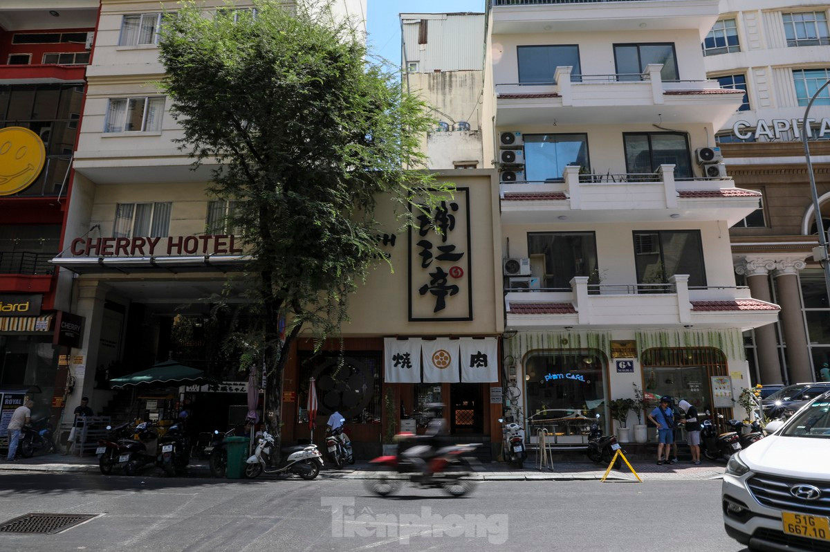 Sở Giao thông vận tải (GTVT) TPHCM vừa đề xuất UBND TP triển khai dự án thí điểm cải thiện giao thông, cải tạo không gian đường phố trên đường Thái Văn Lung. Đây là công trình nhằm kỷ niệm 50 năm thiết lập quan hệ ngoại giao Việt Nam - Nhật Bản. Ảnh: Duy Anh