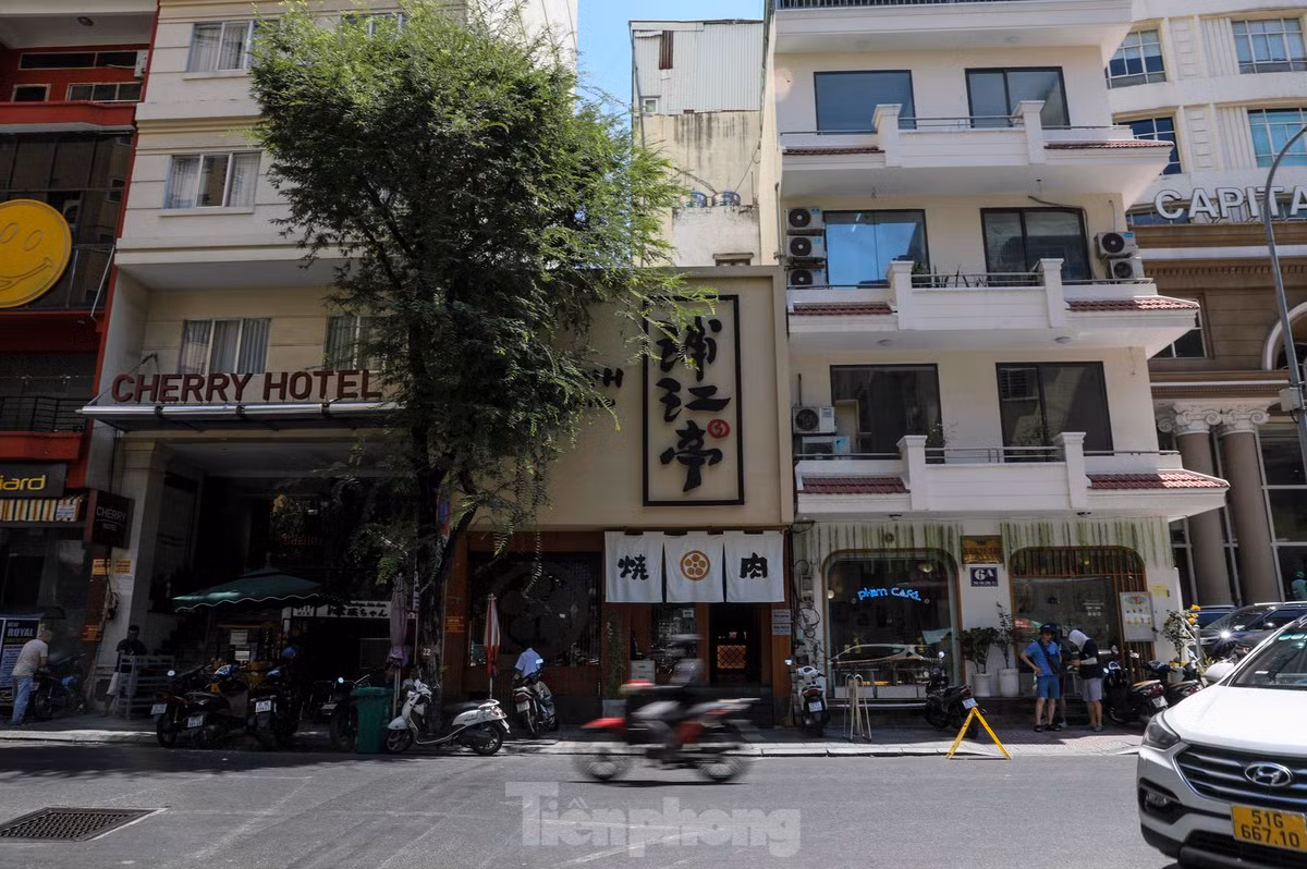 Sở Giao thông vận tải (GTVT) TPHCM vừa đề xuất UBND TP triển khai dự án thí điểm cải thiện giao thông, cải tạo không gian đường phố trên đường Thái Văn Lung. Đây là công trình nhằm kỷ niệm 50 năm thiết lập quan hệ ngoại giao Việt Nam - Nhật Bản. Ảnh: Duy Anh