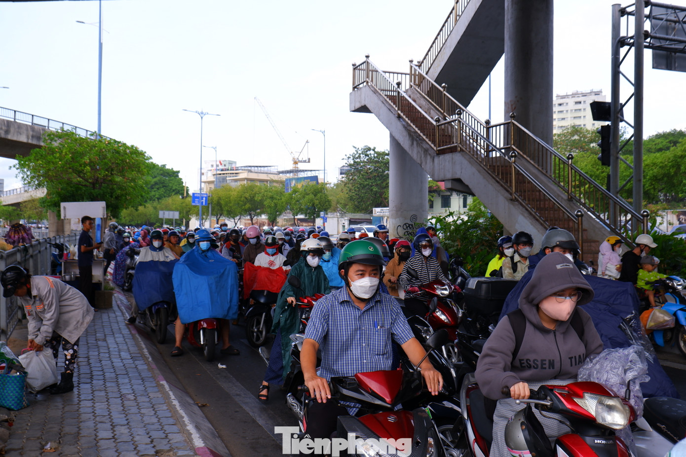 Mưa lớn bất chợt khiến giao thông trên đường Võ Văn Kiệt ùn ứ.