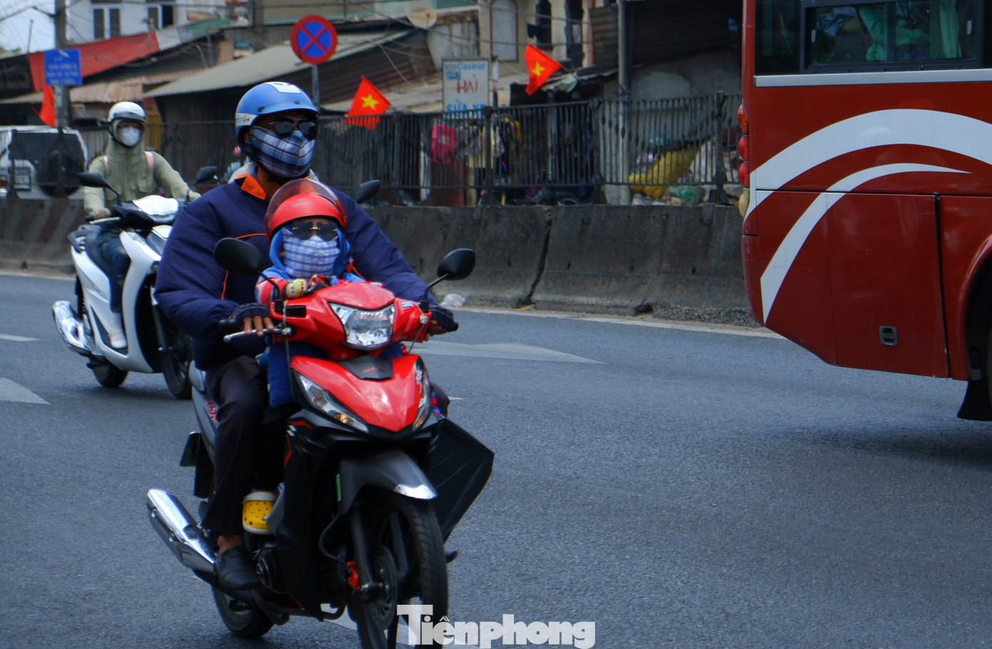 Các em nhỏ theo ba, mẹ trở lại TPHCM sau kỳ nghỉ.