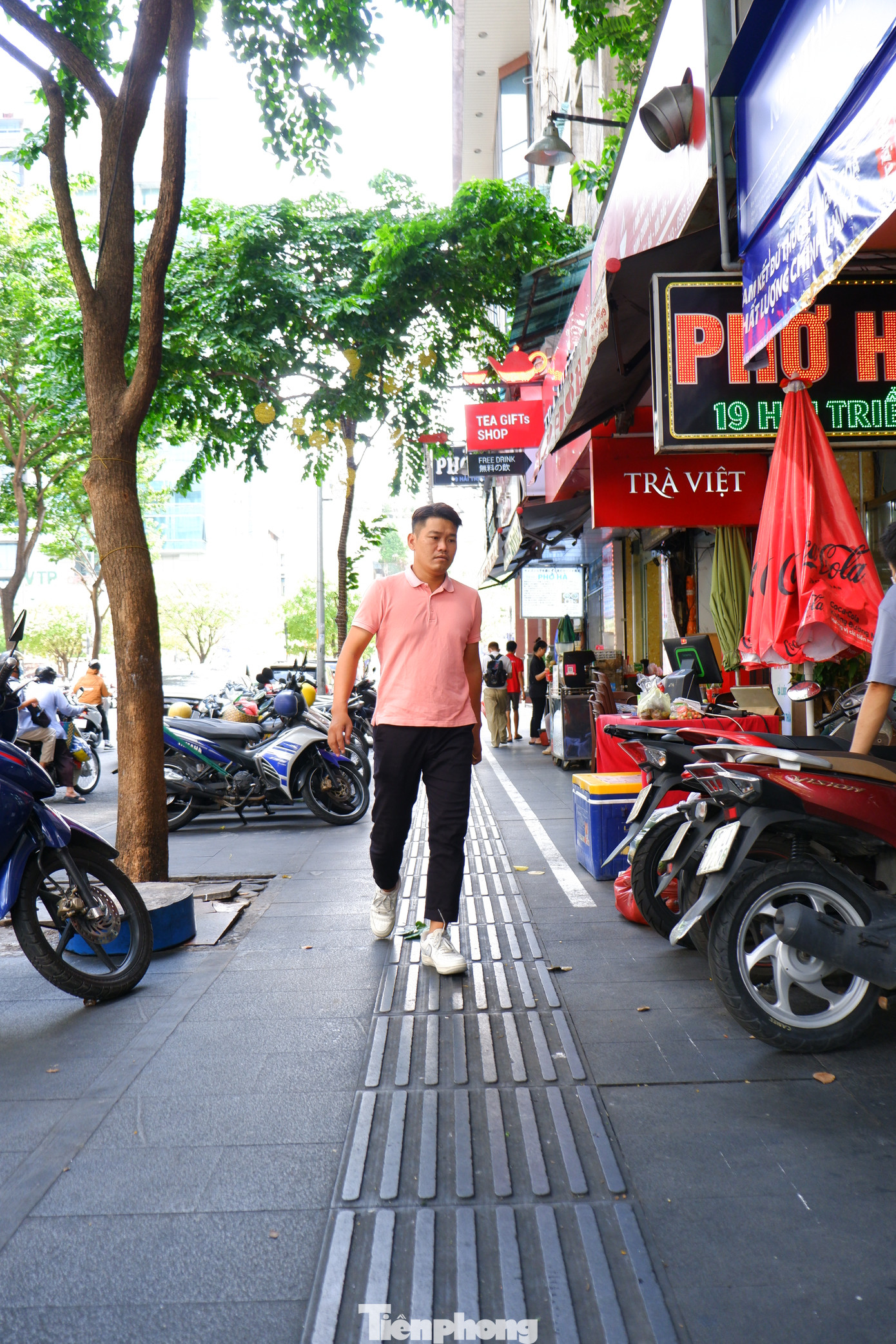 Đại diện Phòng quản lý đô thị quận 1 cho biết các vỉa hè được sử dụng tạm thời một phần cho hoạt động kinh doanh, mua, bán hàng hóa thì phải đảm bảo tối thiểu 1,5m còn lại cho người đi bộ. Ở không gian dành cho người đi bộ cũng không được phép có các chướng ngại vật.