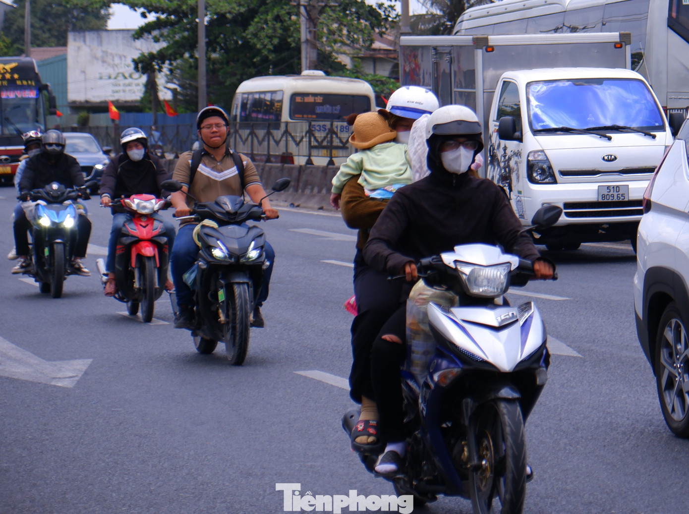 Các em nhỏ theo ba, mẹ trở lại TPHCM sau kỳ nghỉ.