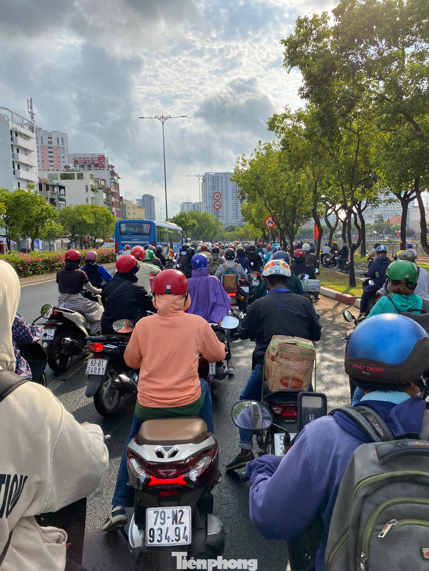 Trong buổi sáng đầu tiên trở lại làm việc sau kỳ nghỉ lễ, một số tuyến đường ở TPHCM đông đúc, đôi lúc xảy ra tình trạng ùn ứ.