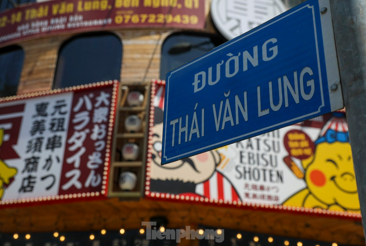 Đường Thái Văn Lung (quận 1) tập trung nhiều cơ sở ăn uống, lưu trú với không gian, cửa hàng được trang trí theo phong cách Nhật Bản nên được mệnh danh là "phố Nhật Bản" tại TPHCM. Ảnh: Duy Anh