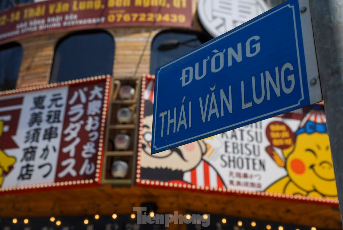 Đường Thái Văn Lung (quận 1) tập trung nhiều cơ sở ăn uống, lưu trú với không gian, cửa hàng được trang trí theo phong cách Nhật Bản nên được mệnh danh là "phố Nhật Bản" tại TPHCM. Ảnh: Duy Anh
