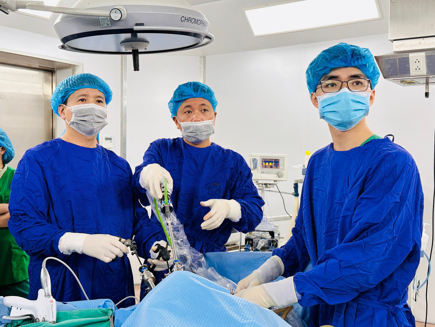 Các BS Khoa Ngoại Tổng hợp - Bệnh viện Ung bướu Hà Nội đang thực hiện ca phẫu thuật ứng dụng kỹ thuật NOSE cho bệnh nhân ung thư đại trực tràng di căn.