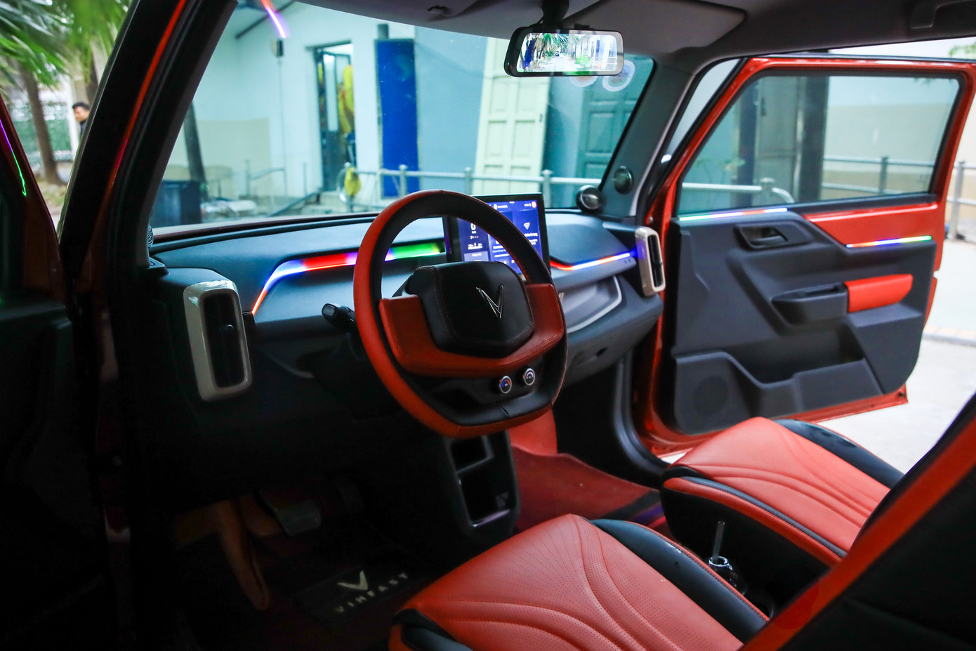 Tương tự với ngoại thất, không gian bên trong xe cũng sử dụng tông màu đỏ đen. Vô lăng được bọc da.