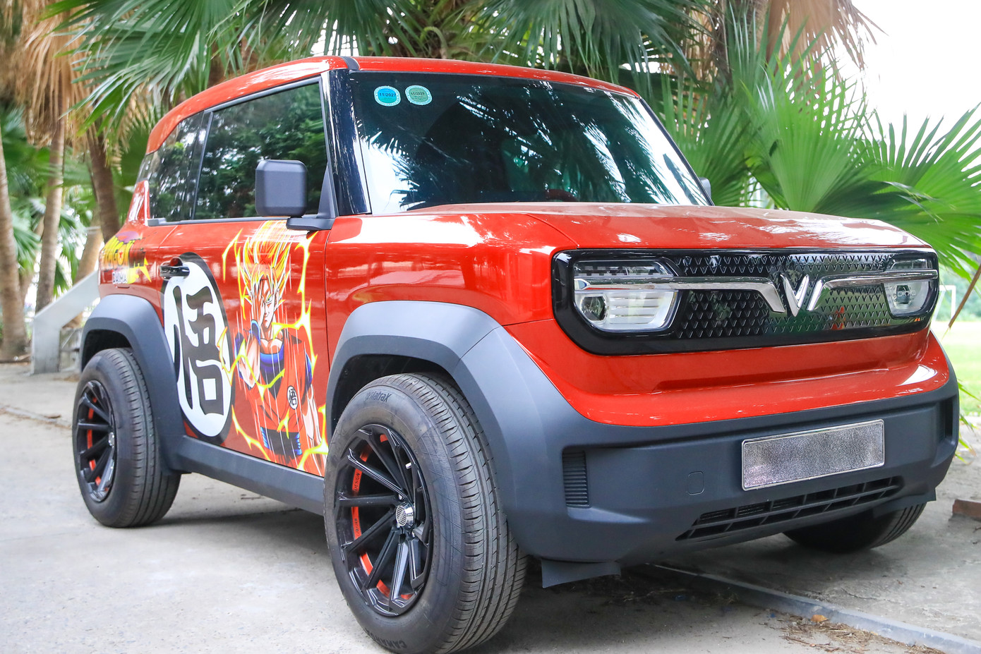 Tổng thể chiếc VF3 của Phạm Tuấn Hải không sử dụng quá nhiều chi tiết độ hầm hố. Xe vẫn giữ màu sơn đỏ nguyên bản và được tạo điểm nhấn bởi decal lấy cảm hứng từ bộ truyện tranh “Dragon Ball – 7 viên ngọc rồng”.