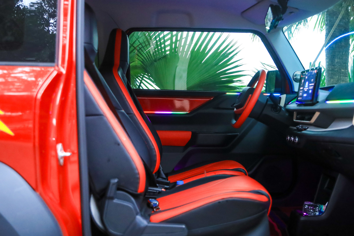 Bộ ghế trên xe bọc da với tông màu đỏ đen tương phản.