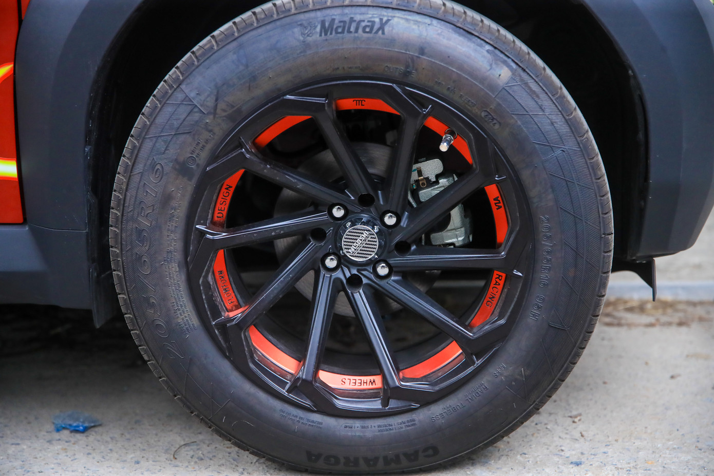 Để tăng thêm phần cá tính của chiếc VF3, cầu thủ ghi hai bàn tại trận chung kết ASEAN Cup 2024 đã trang bị cho xe bộ la-zăng với tông màu đỏ đen độc đáo.