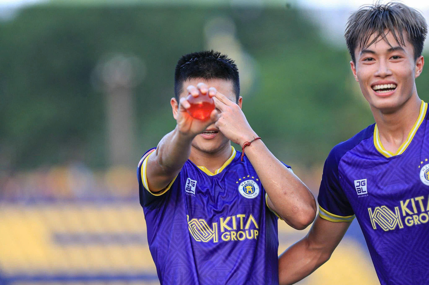 Trong màu áo câu lạc bộ Hanoi FC cũng như đội tuyển quốc gia Việt Nam, đã rất nhiều lần tiền đạo Phạm Tuấn Hải ăn mừng bàn thắng theo phong cách của nhân vật trong bộ truyện tranh 7 viên ngọc rồng.