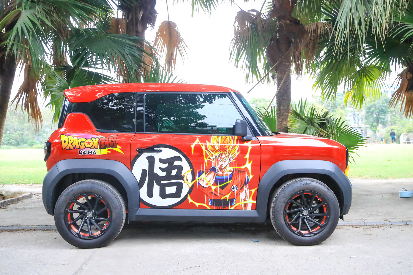 Phần hông xe nổi bật với bộ decal nhân vật trong bộ truyện tranh 7 viên ngọc rồng.
