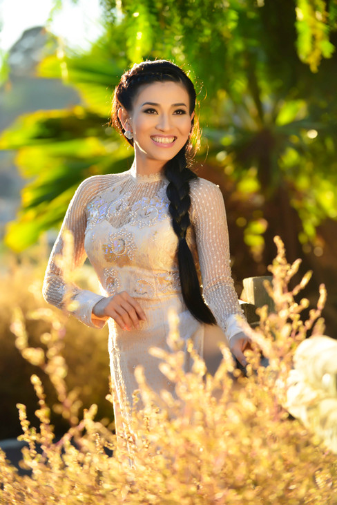 Người đẹp Lý Ngọc Thu duyên dáng áo dài trên đất Mỹ