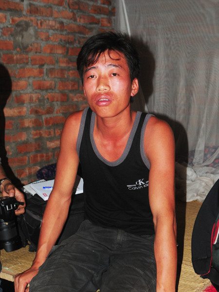 Anh Trương Ngọc Thìn - Công nhân lò gạch trao đổi với phóng viên Tiền Phong. Ảnh: Tuấn Nguyễn. Anh Trương Ngọc Thìn - Công nhân lò gạch trao đổi với phóng viên Tiền Phong. Ảnh: Tuấn Nguyễn