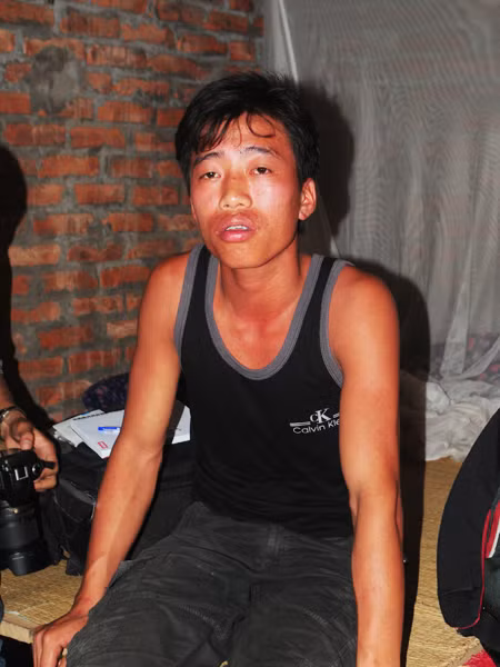 Anh Trương Ngọc Thìn - Công nhân lò gạch trao đổi với phóng viên Tiền Phong. Ảnh: Tuấn Nguyễn