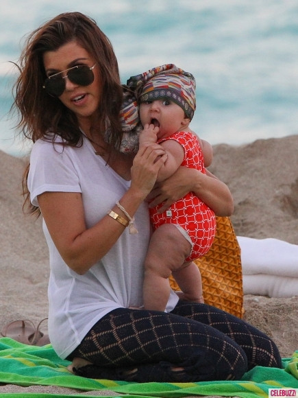 Ngôi sao truyền hình thực tế Kourtney Kardashian sinh con gái Penelope ngày 8/7