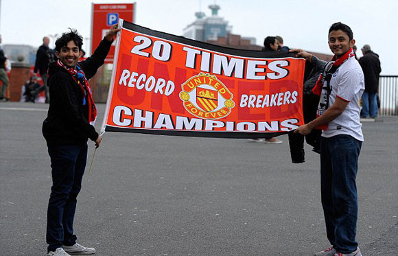 CĐV MU với dòng chữ: 