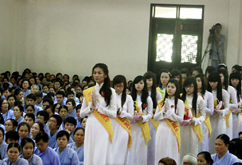 Siêu mẫu Thanh Hằng với chiều cao 1m75 không bao giờ bị nhầm lẫn cho dù đứng trong đám đông nào