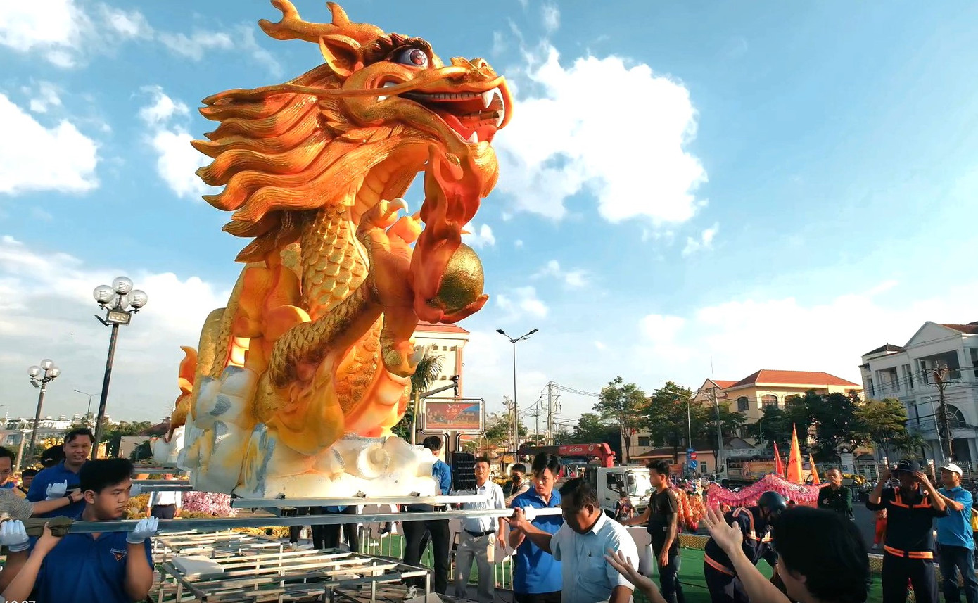 Sáng 24/2, cán bộ công chức, viên chức, người lao động và nhân dân thành phố Thủ Dầu Một cùng với hơn 40 đoàn lân, sư, rồng tổ chức đưa linh vật rồng Thủ Dầu Một vào Trung tâm Văn hóa Thể thao phường Phú Mỹ. Đây là địa điểm tổ chức Hội trại tòng quân và cũng là nơi tổ chức Lễ tiễn thanh niên thành phố Thủ Dầu Một lên đường nhập ngũ năm 2024. Sáng 24/2, cán bộ công chức, viên chức, người lao động và nhân dân thành phố Thủ Dầu Một cùng với hơn 40 đoàn lân, sư, rồng tổ chức đưa linh vật rồng Thủ Dầu Một vào Trung tâm Văn hóa Thể thao phường Phú Mỹ. Đây là địa điểm tổ chức Hội trại tòng quân và cũng là nơi tổ chức Lễ tiễn thanh niên thành phố Thủ Dầu Một lên đường nhập ngũ năm 2024.