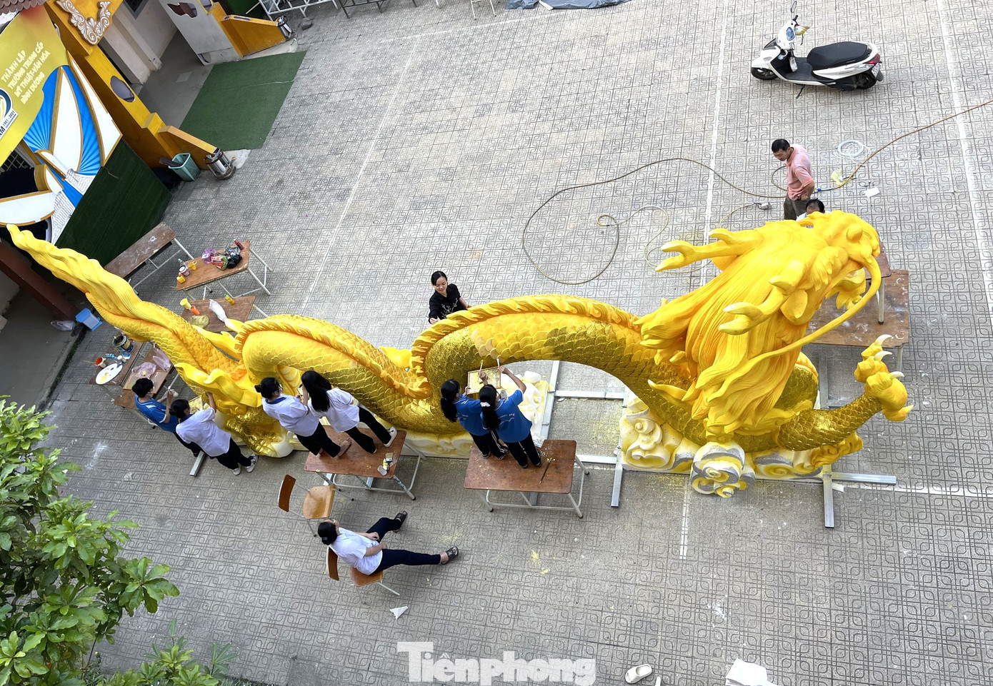 Để kịp tiến độ, thầy, trò Trường Trung cấp Mỹ Thuật – Văn hóa Bình Dương vất vả chạy đua với thời gian. “Khi rồng hoàn thiện và được mọi người đón nhận, bao vất vả, mệt mỏi, xua tan hết” – thầy Lợi chia sẻ.