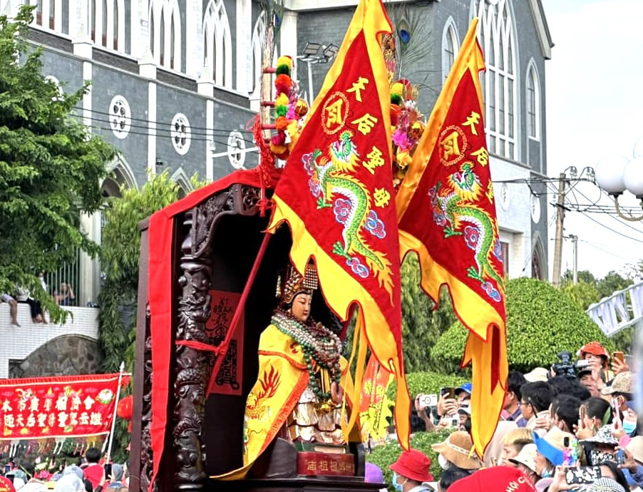 Người dân rước kiệu Bà ở Bình Dương. Người dân rước kiệu Bà ở Bình Dương.