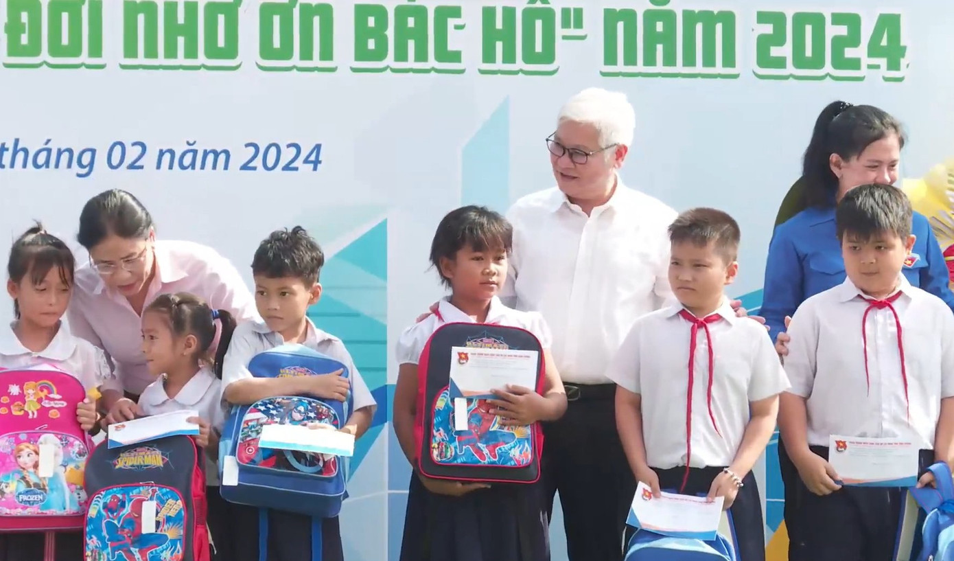 Lãnh đạo tỉnh Bình Dương tặng học bổng cho các em học sinh có hoàn cảnh khó khăn. Lãnh đạo tỉnh Bình Dương tặng học bổng cho các em học sinh có hoàn cảnh khó khăn.