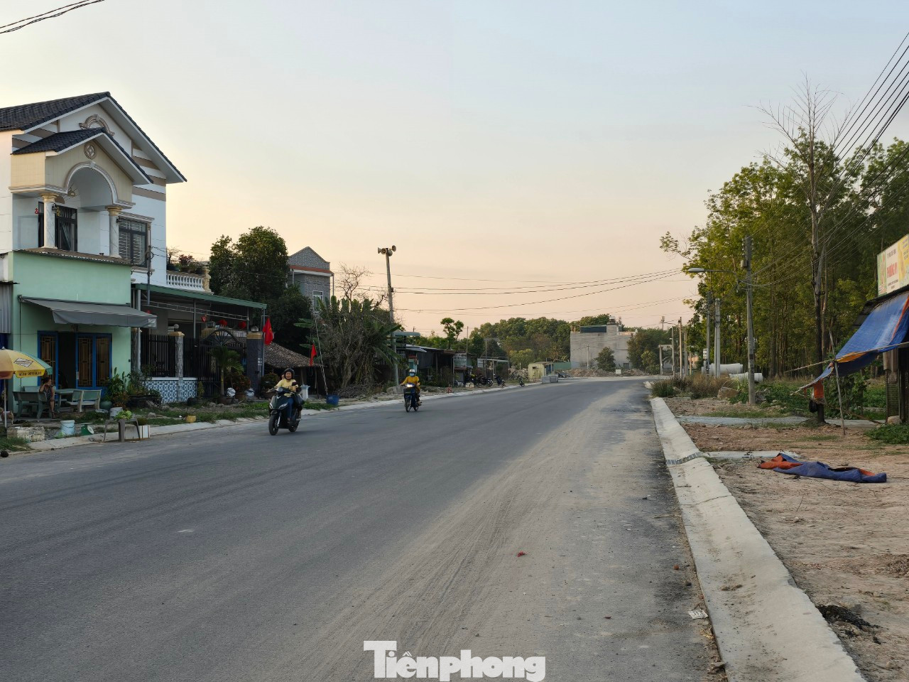 Người dân sinh sống trên tuyến đường này cho biết, họ rất phấn khởi khi thấy những trụ điện giữa đường đã được dời đi.