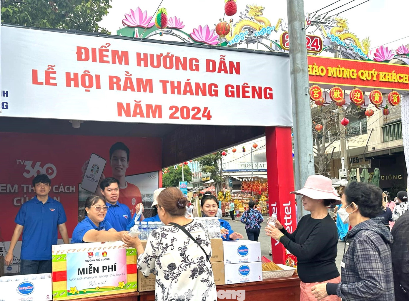 Du khách đến Bình Dương dịp này được phát nước uống, đồ ăn miễn phí Du khách đến Bình Dương dịp này được phát nước uống, đồ ăn miễn phí