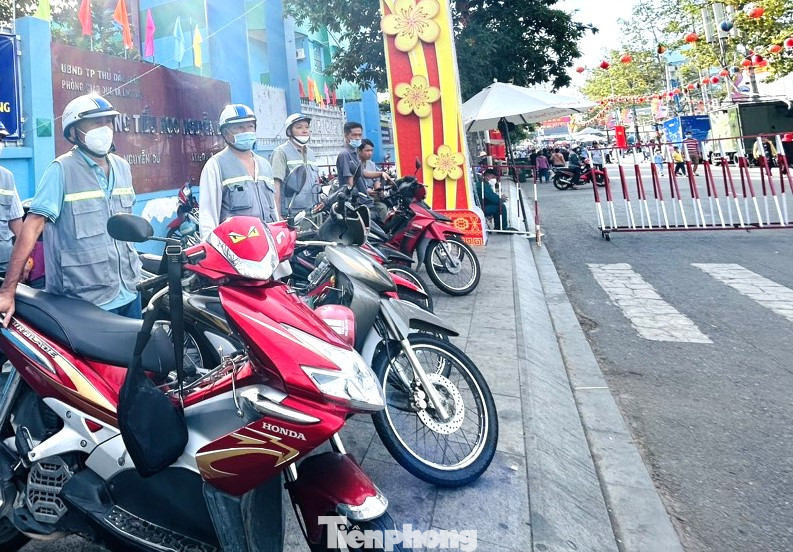 Các tổ chức đoàn thể thành phố Thủ Dầu Một bố trí xe ôm, sửa xe máy miễn phí. Các tổ chức đoàn thể thành phố Thủ Dầu Một bố trí xe ôm, sửa xe máy miễn phí.