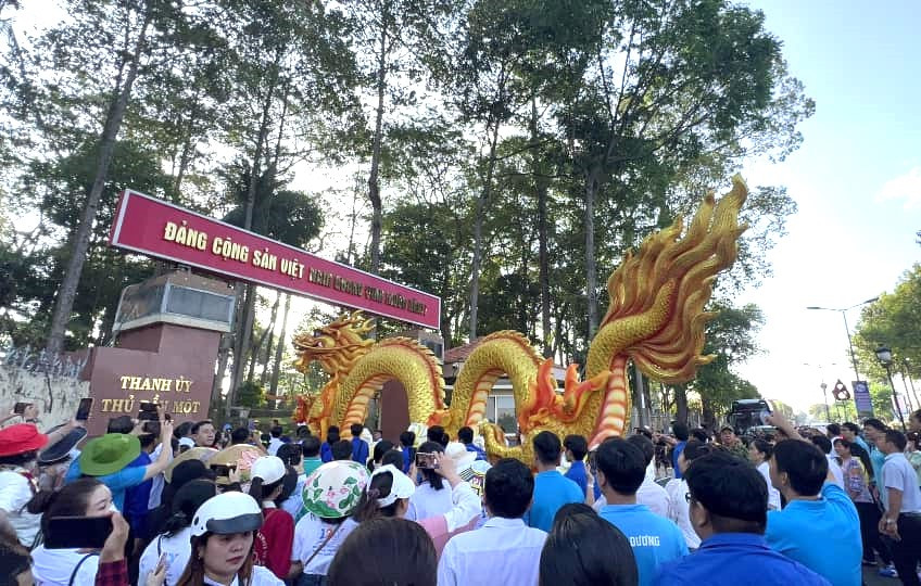 Lộ trình 5,6km như sau: Di chuyển từ đường Bạch Đằng, trụ sở Thành ủy - UBND Thành phố Thủ Dầu Một, ngã sáu, Cách Mạng Tháng Tám, Nguyễn Văn Tiết, Phạm Ngọc Thạch. Lộ trình 5,6km như sau: Di chuyển từ đường Bạch Đằng, trụ sở Thành ủy - UBND Thành phố Thủ Dầu Một, ngã sáu, Cách Mạng Tháng Tám, Nguyễn Văn Tiết, Phạm Ngọc Thạch.