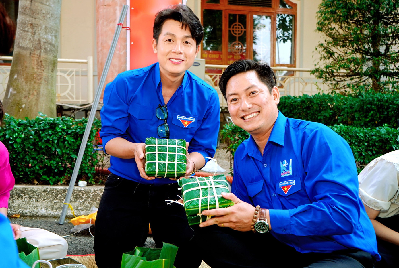 Anh Nguyễn Minh Tâm - Bí thư Thành Đoàn Thủ Dầu Một và nghệ sĩ Hòa Hiệp gói bánh chưng trong chương trình "Xuân tình nguyện".