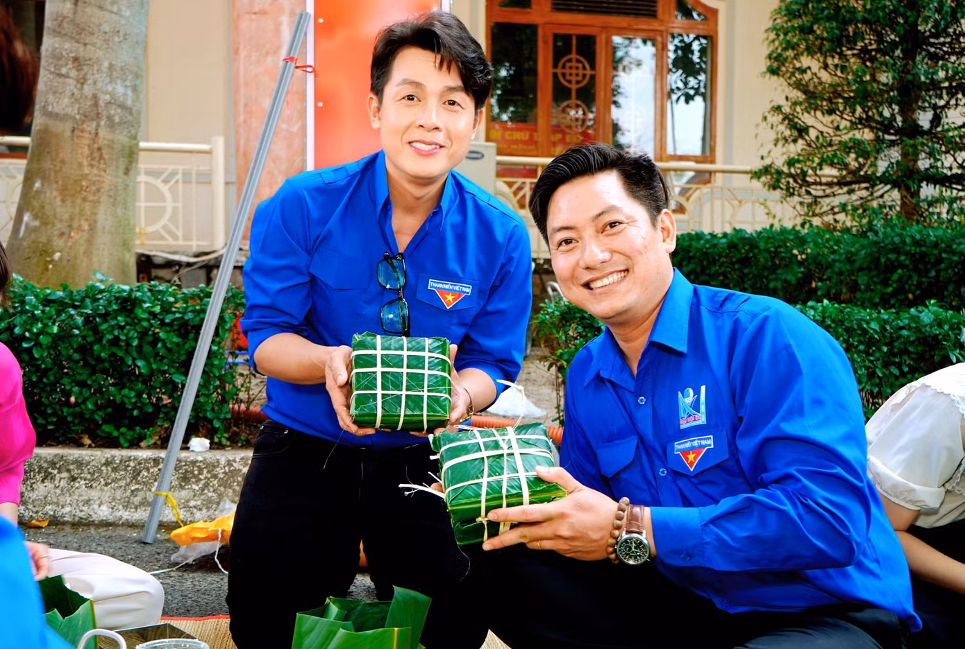 Anh Nguyễn Minh Tâm - Bí thư Thành Đoàn Thủ Dầu Một và nghệ sĩ Hòa Hiệp gói bánh chưng trong chương trình "Xuân tình nguyện".