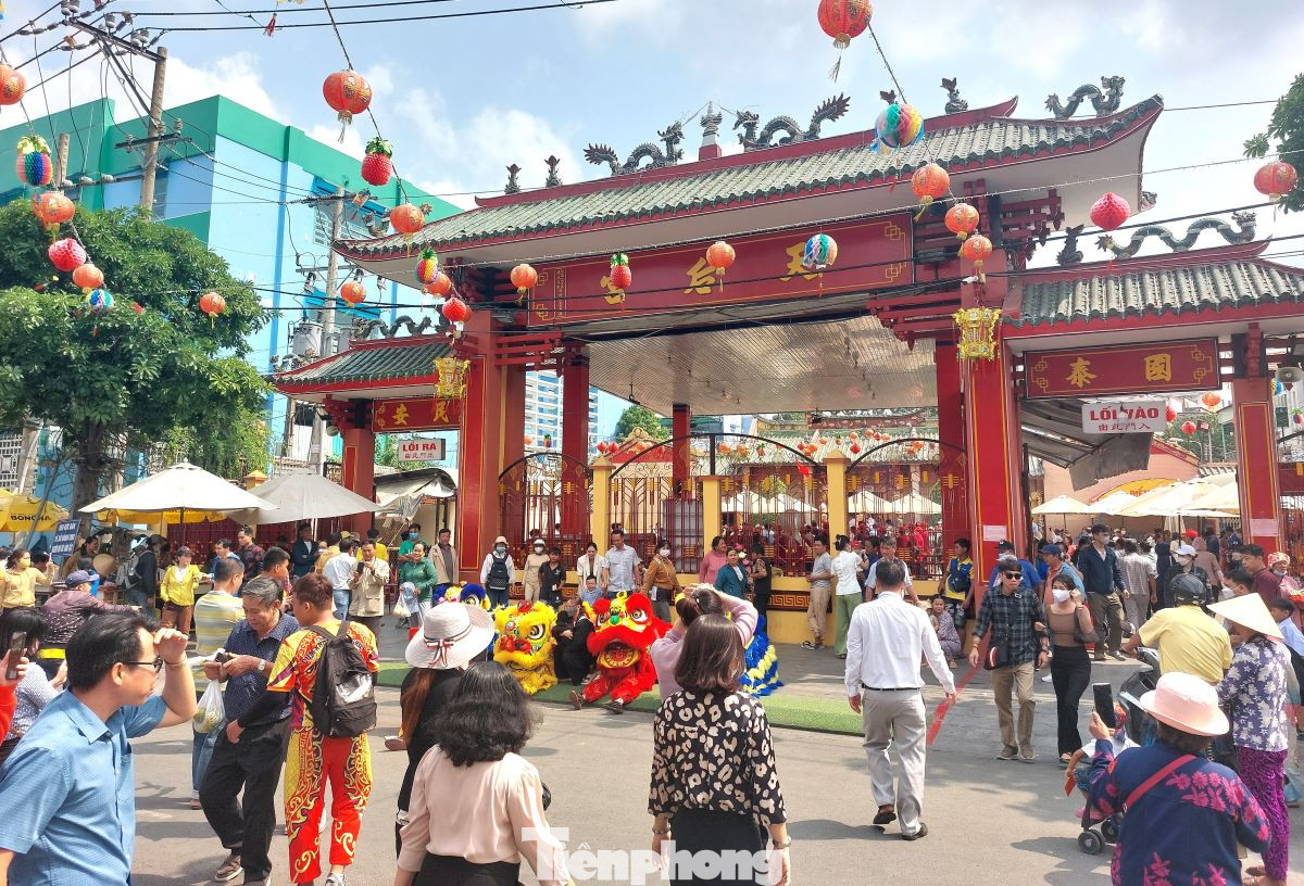 Du khách đến miếu Bà Thiên Hậu tại Bình Dương Du khách đến miếu Bà Thiên Hậu tại Bình Dương