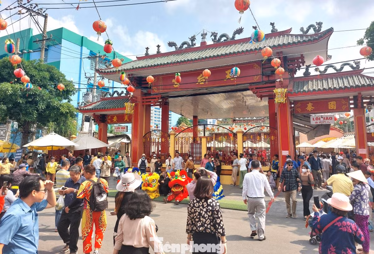 Du khách đến miếu Bà Thiên Hậu tại Bình Dương Du khách đến miếu Bà Thiên Hậu tại Bình Dương