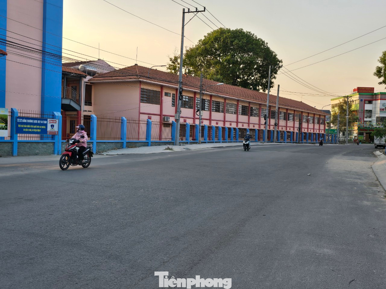 “Đường khi chưa có đèn chiếu sáng, trong khi các trụ điện vẫn đứng giữa đường, gây nguy hiểm cho người và phương tiện tham gia giao thông. Đã có trường hợp xe thiếu ánh sáng, khi chạy tới gần trụ điện mới phát hiện nên phanh gấp và té nhào xuống đường vào ban đêm. Khi thấy các trụ điện được di dời, mọi người vui lắm” – ông Thiện, sinh sống gần tuyến đường này cho biết.