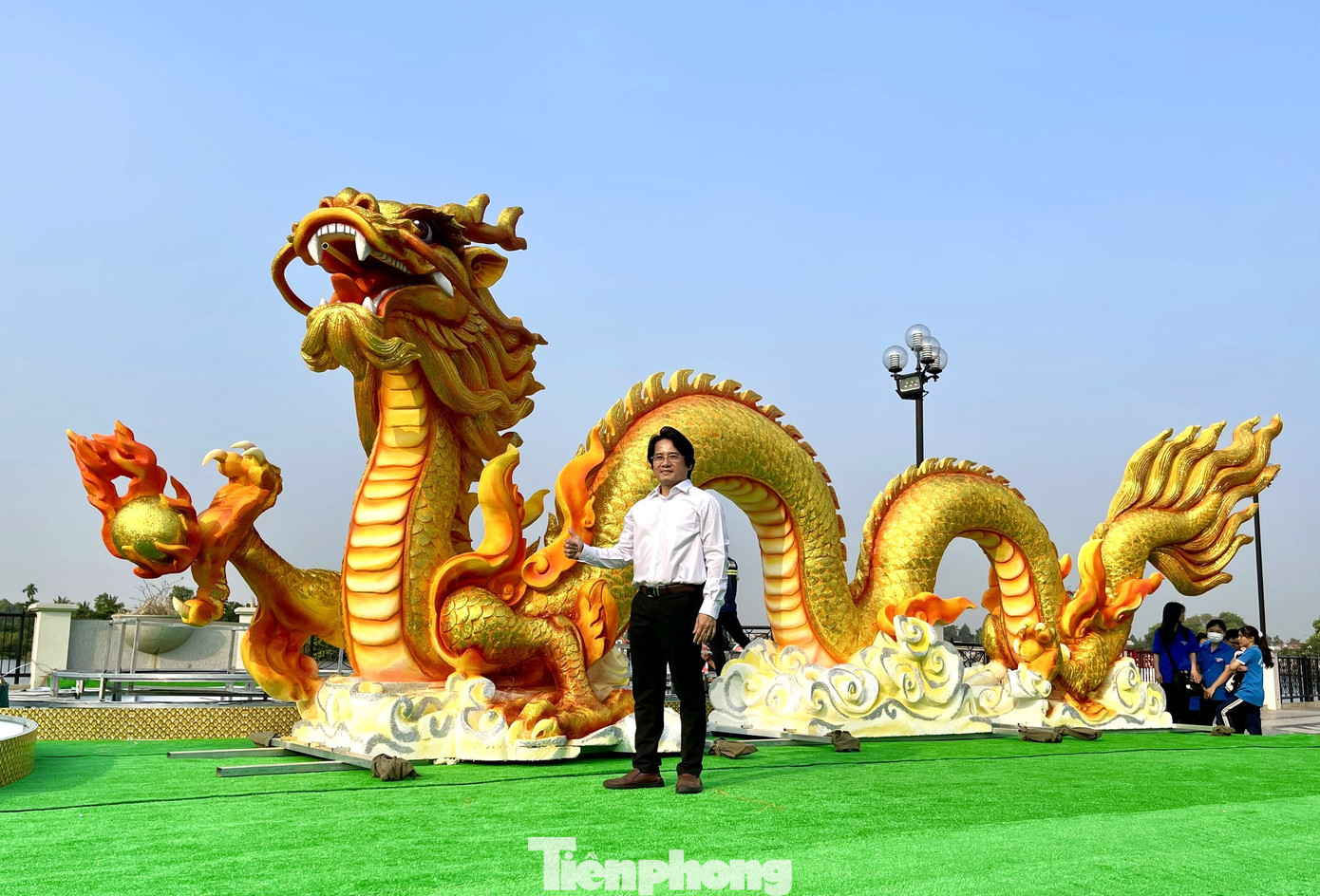 Thầy Lợi bên linh vật năm Giáp Thìn 2024.