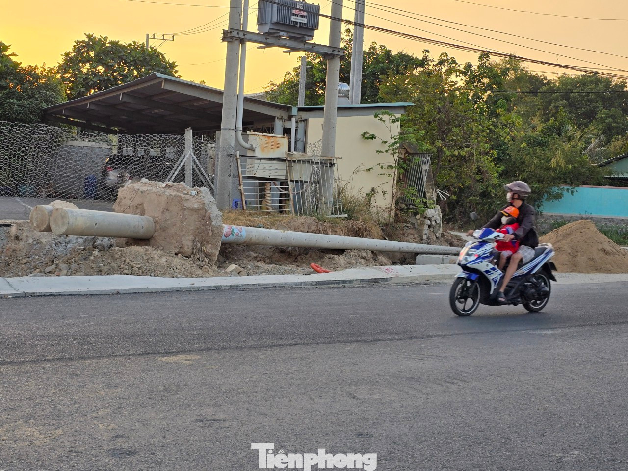 Theo ghi nhận của phóng viên Tiền Phong, tuyến đường DX 022 tại phường Phú Mỹ (thành phố Thủ Dầu Một, tỉnh Bình Dương) đã được thông suốt. Hàng chục trụ điện án ngữ giữa đường đã được di dời.