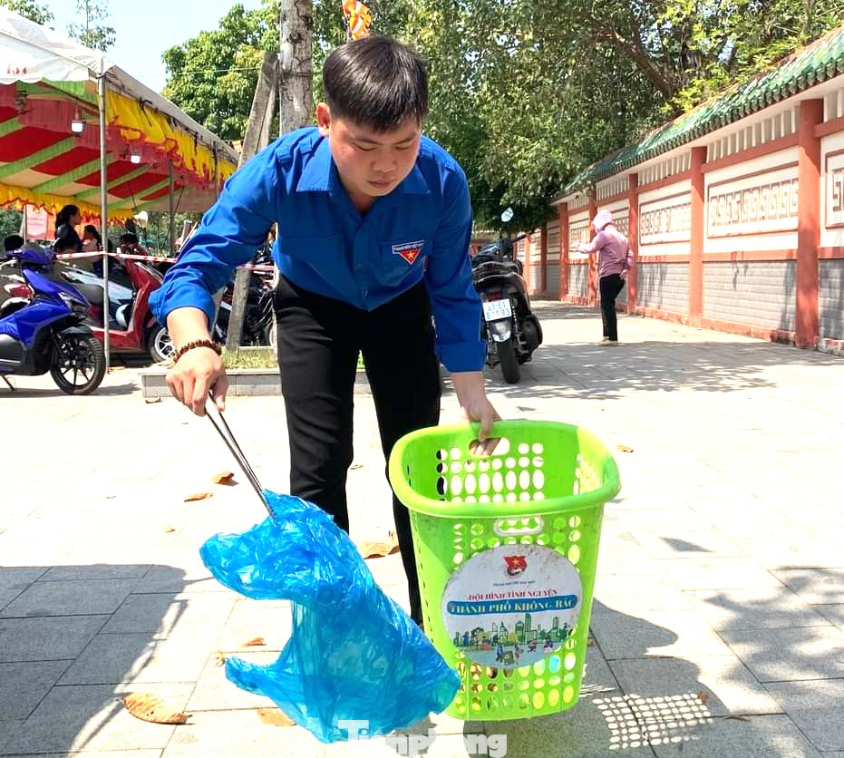 Năm nay, Thành Đoàn Thủ Dầu Một đẩy mạnh hoạt động lễ hội văn minh, an toàn, miễn phí và không rác. Năm nay, Thành Đoàn Thủ Dầu Một đẩy mạnh hoạt động lễ hội văn minh, an toàn, miễn phí và không rác.