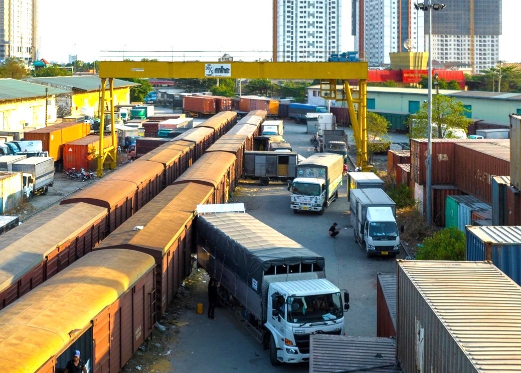 Để đồng bộ hơn và nâng cao được năng lực, phục vụ hoạt động liên vận quốc tế, Tổng công ty đường sắt Việt Nam đề xuất Bộ Giao thông Vận tải tiếp tục lập dự án đầu tư giai đoạn 2, mức đầu tư khái toán khoảng 180 tỷ đồng, vốn đầu tư công trung hạn. Theo đó, sẽ xây dựng cải tạo bổ sung bãi hàng, xây dựng các hạng mục đồng bộ; xây mới nhà điều hành, hải quan, biên phòng, công an. Riêng bãi hàng An Bình, nâng cấp, cải tạo các đường xếp dỡ, đặt thêm đường xếp dỡ; xây mới kho lạnh...