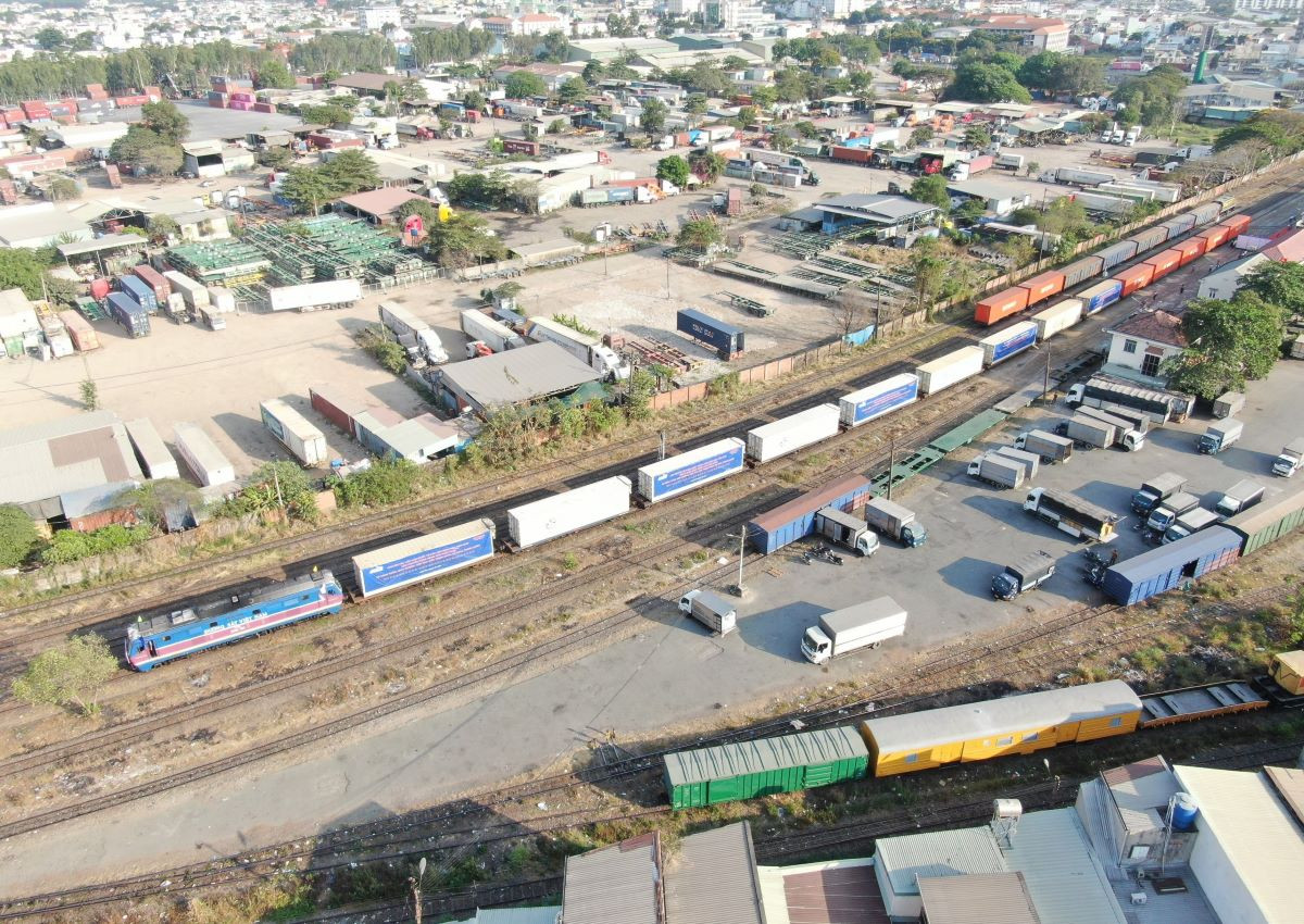 Đối với khu vực làm kho bãi ngoại quan để triển khai hoạt động liên vận quốc tế, Tổng công ty đường sắt Việt Nam đề nghị tỉnh Bình Dương xem xét cấp đất làm kho bãi chức năng. Đồng thời đề nghị Cục Hải quan Bình Dương mở địa điểm kiểm tra, giám sát, thông quan hàng hóa tại ga liên vận quốc tế Sóng Thần.