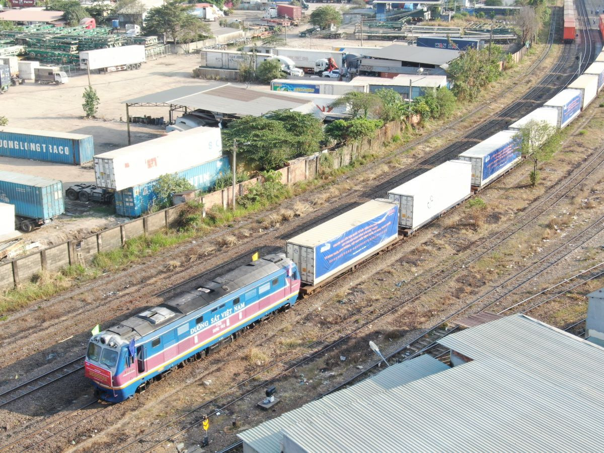 Mới đây, trong cuộc làm việc của lãnh đạo Bộ Giao thông vận tải với lãnh đạo tỉnh Bình Dương, hai bên đã thống nhất đầu tư mở rộng, nâng cấp ga An Bình (ga Sóng Thần có hai ga tập kết hàng là Sóng Thần và An Bình) làm ga đầu mối hỗn hợp hành khách và hàng hóa cho tuyến đường sắt mới khổ đôi 1.435 mm lẫn tuyến đường sắt hiện hữu Bắc Nam 1.000 mm.